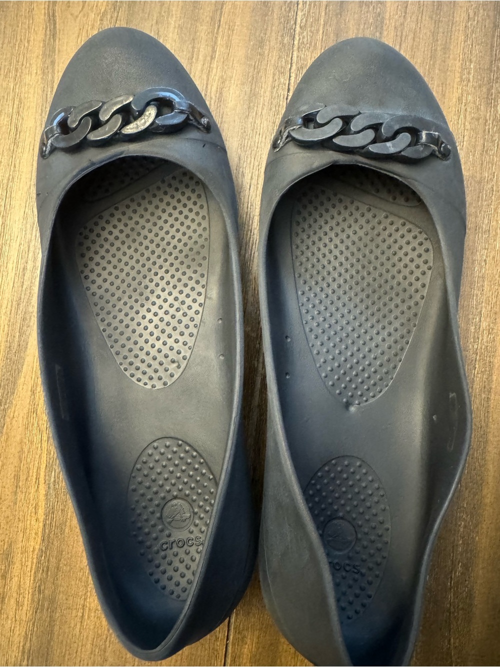 CROCS Women's Black Slip-On Chain-Accent Flats